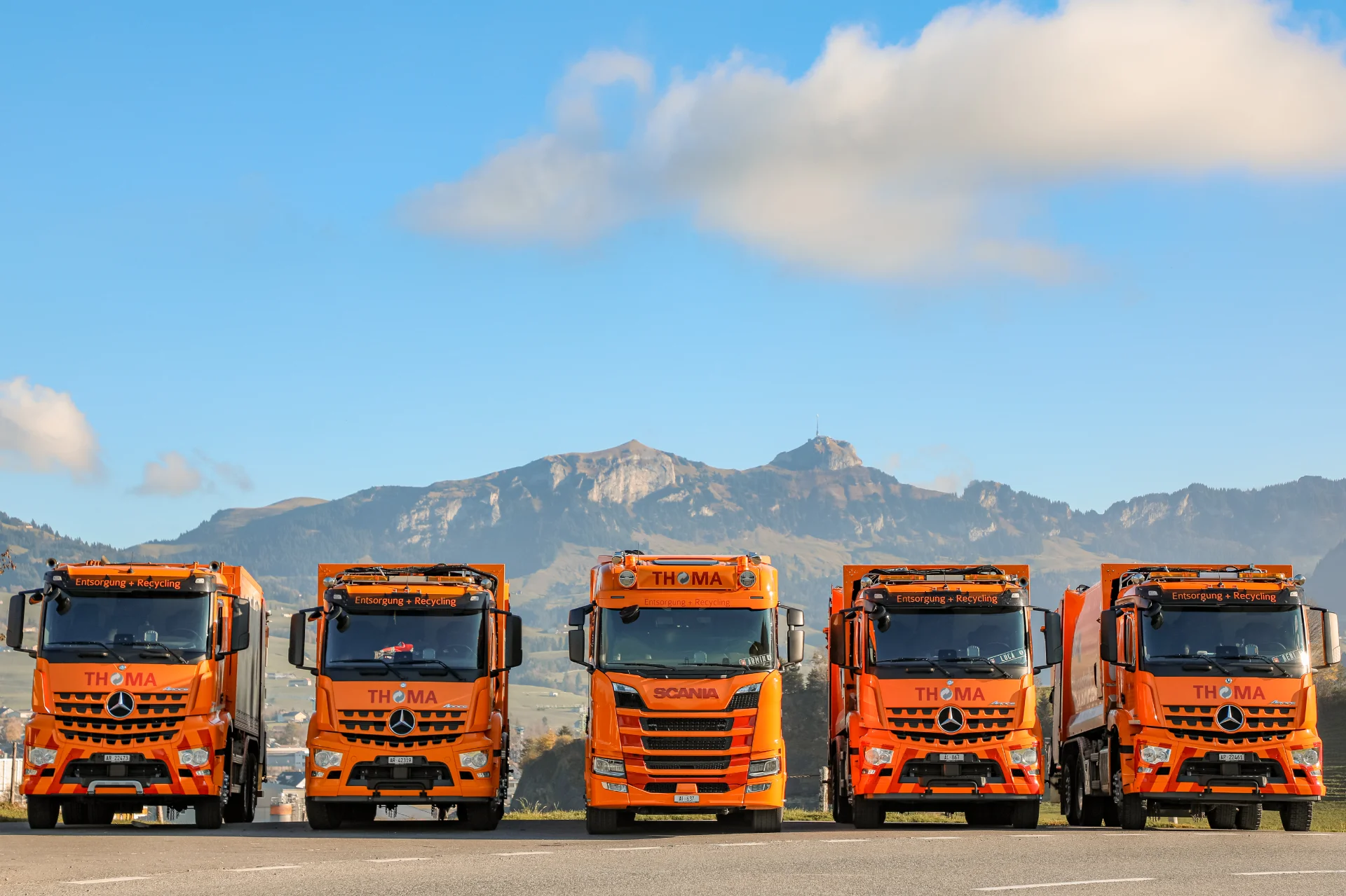 Mehrere LKWs der THOMA Entsorgung + Recycling AG